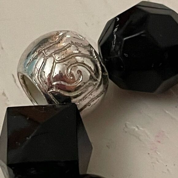 8” Silver tone beaded stretch bracelet w/quartz like, glass, and acrylic beads - Picture 10 of 11